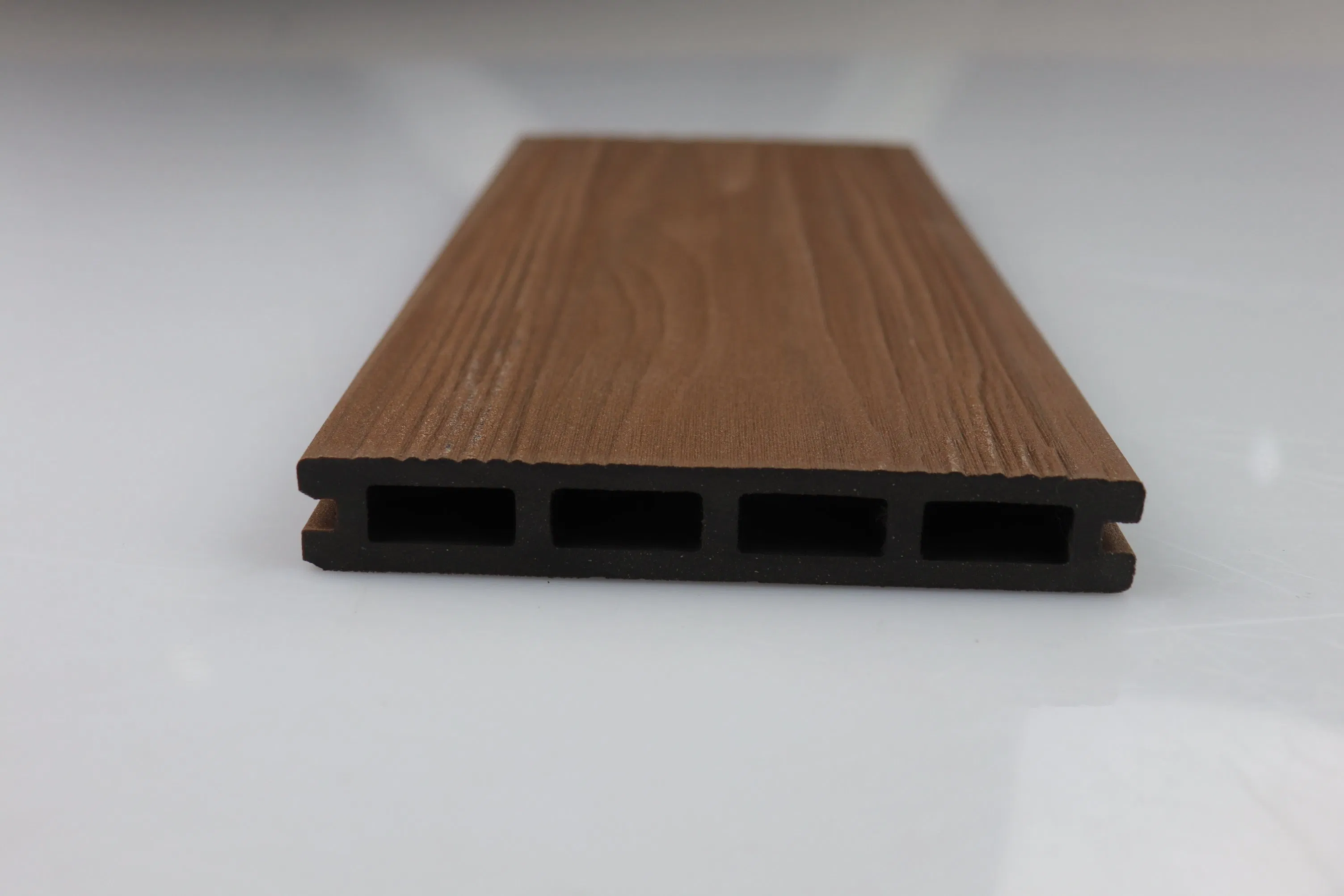 UV Resistane, Anti-Skidding WPC Outdoor Flooring Tile Composite Capped Decking Board