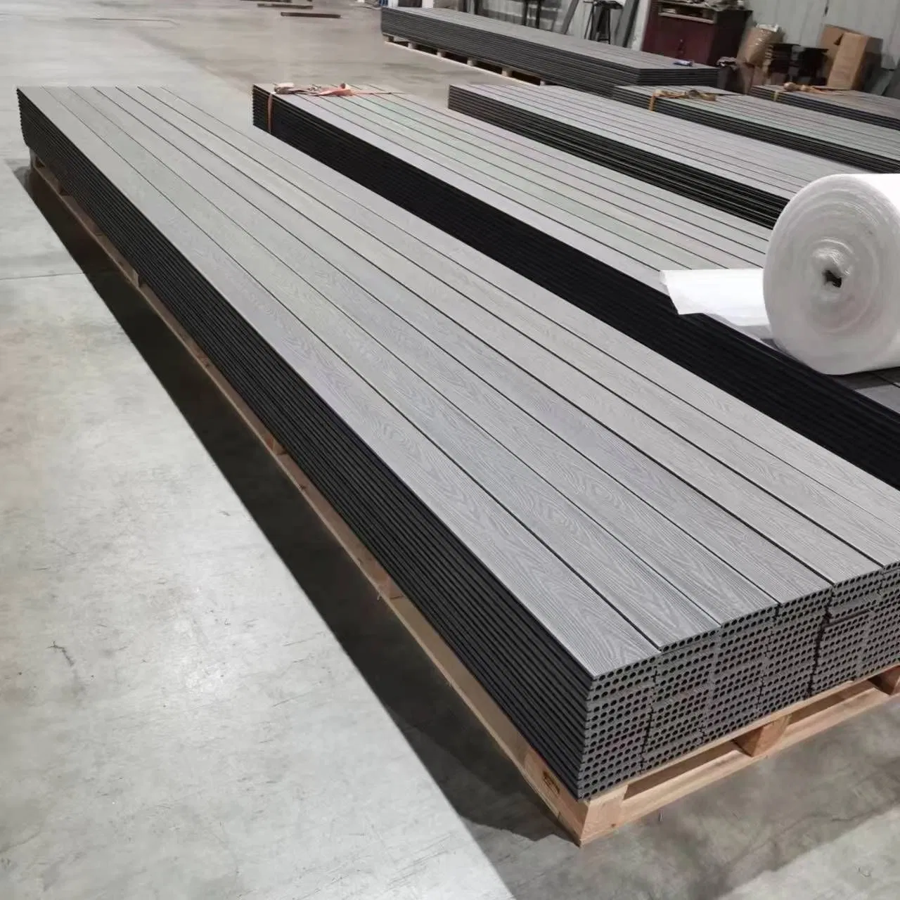 Outdoor Waterproof Traditional Hollow Composite WPC Decking for Garden Yard Decoration