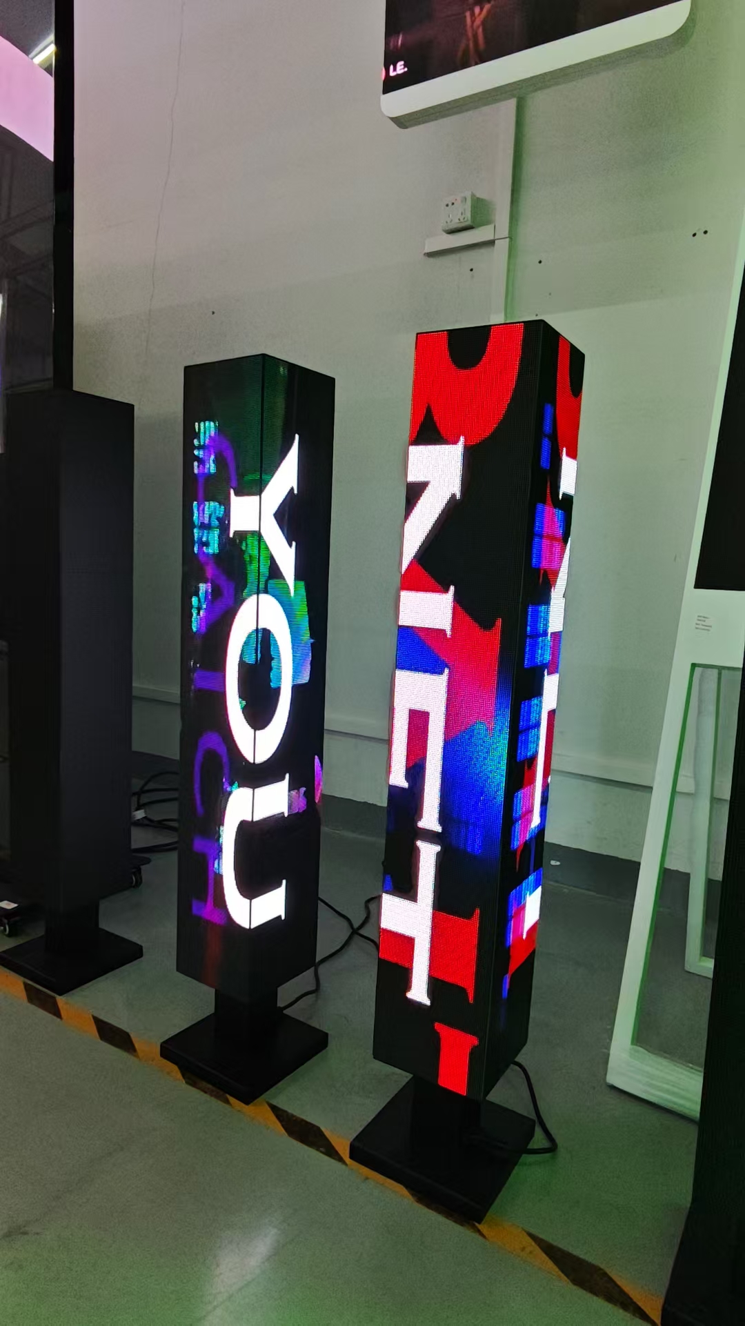 Indoor P1.86 LED Screen Advertising 3D Mini Magic Pillar Cube 960*160*160mm Wifi Control Customize 3840Hz Video Sound Player