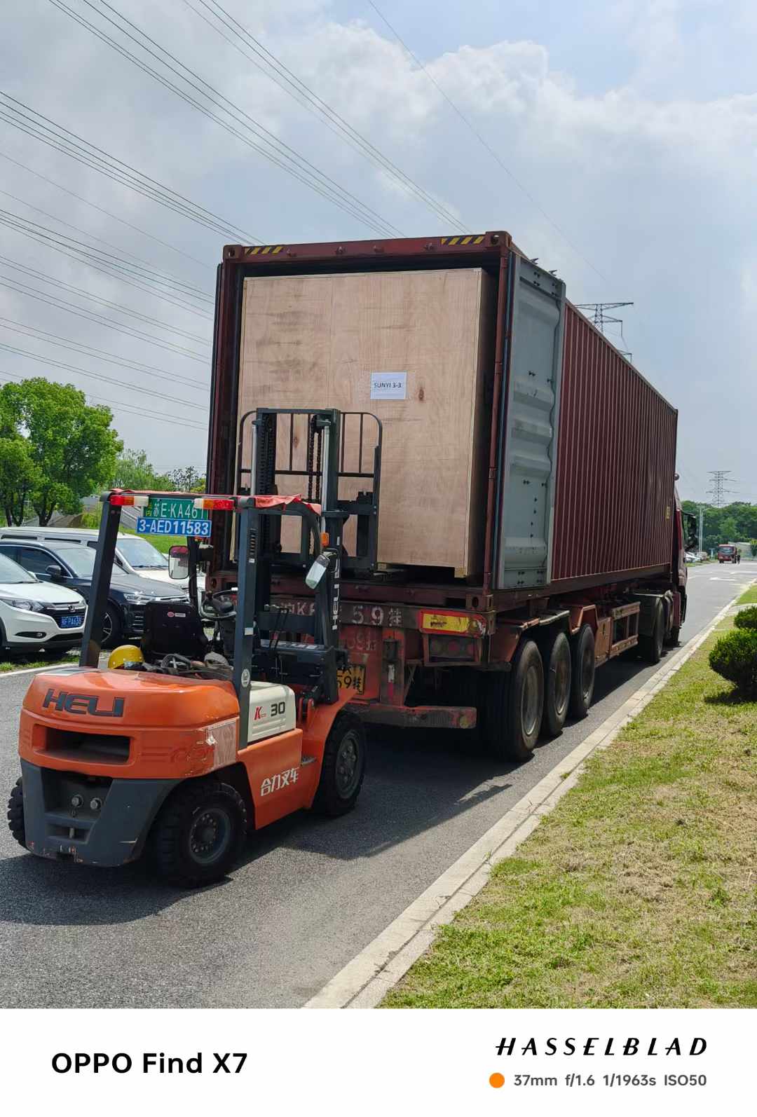 Loading container