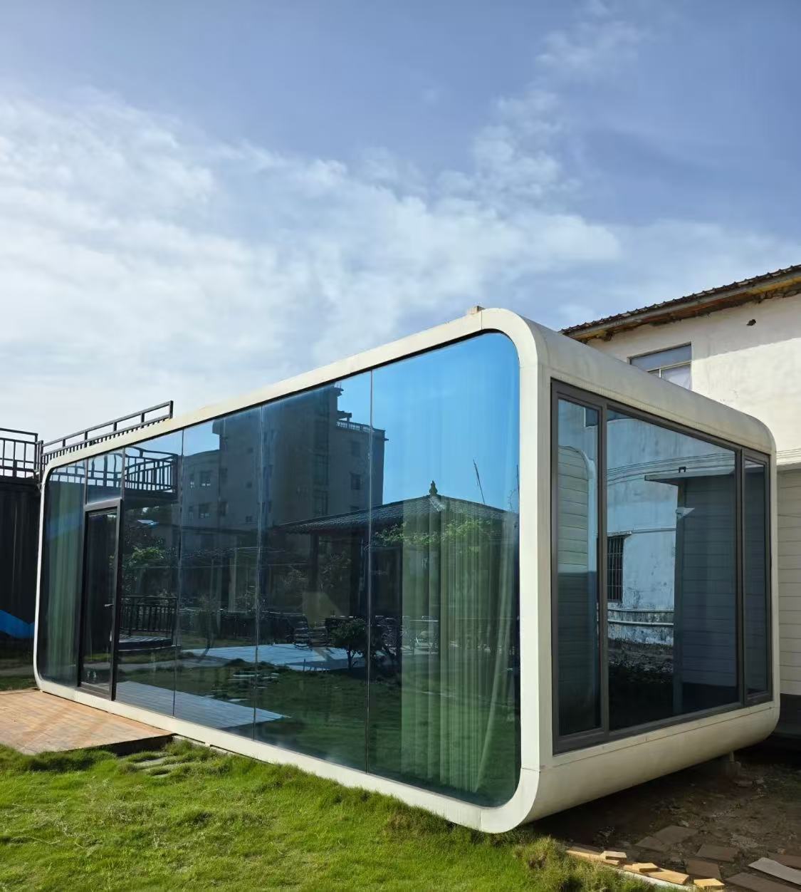 Modern Prefab Mobile Office Pod Steel and Sandwich Panel Mobile Cabin for Home Shop or Villa Use Apple Cabin House