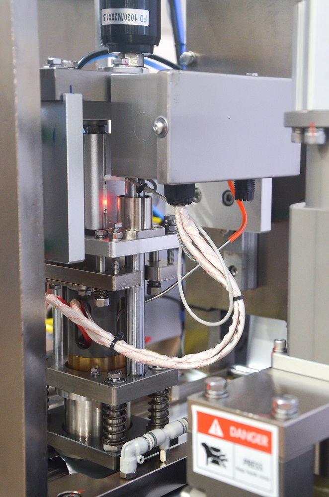 Outer film cutting sealing