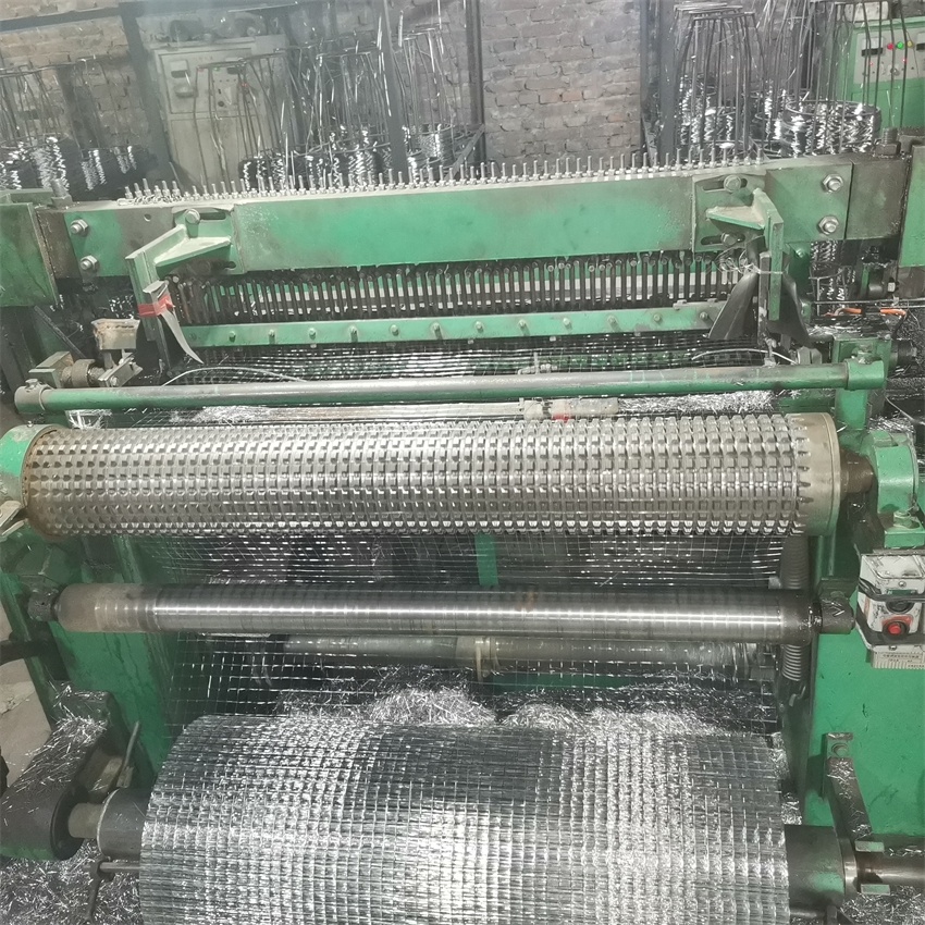 Manufacturer's Expanded Metal Mesh Coil with Welding &amp; Bending Services Dutch Weave Silver Color for Protection and Isolation