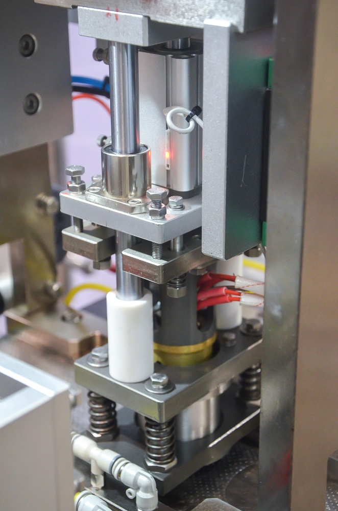 Perforated film cutting sealing station