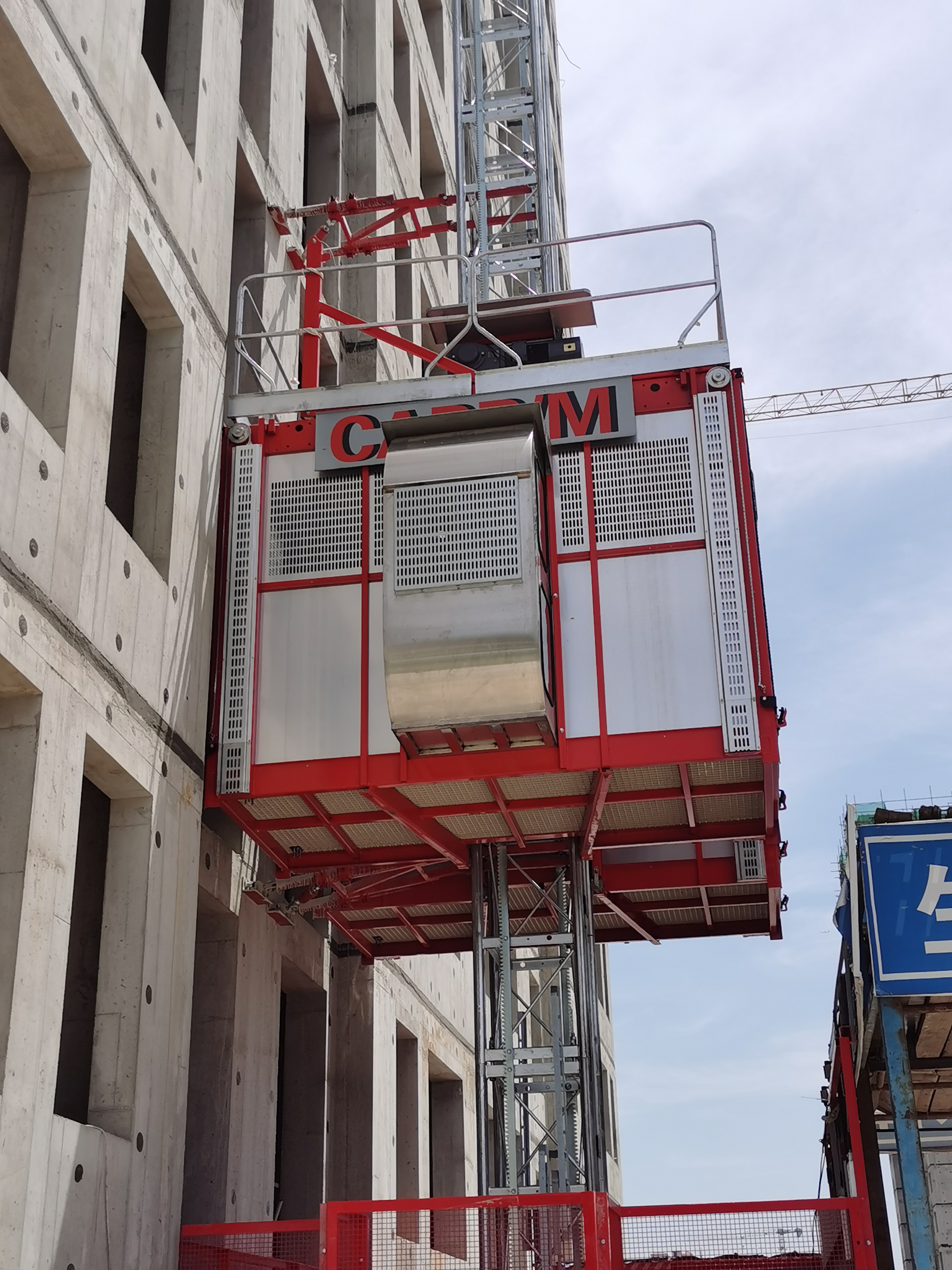 Building hoist