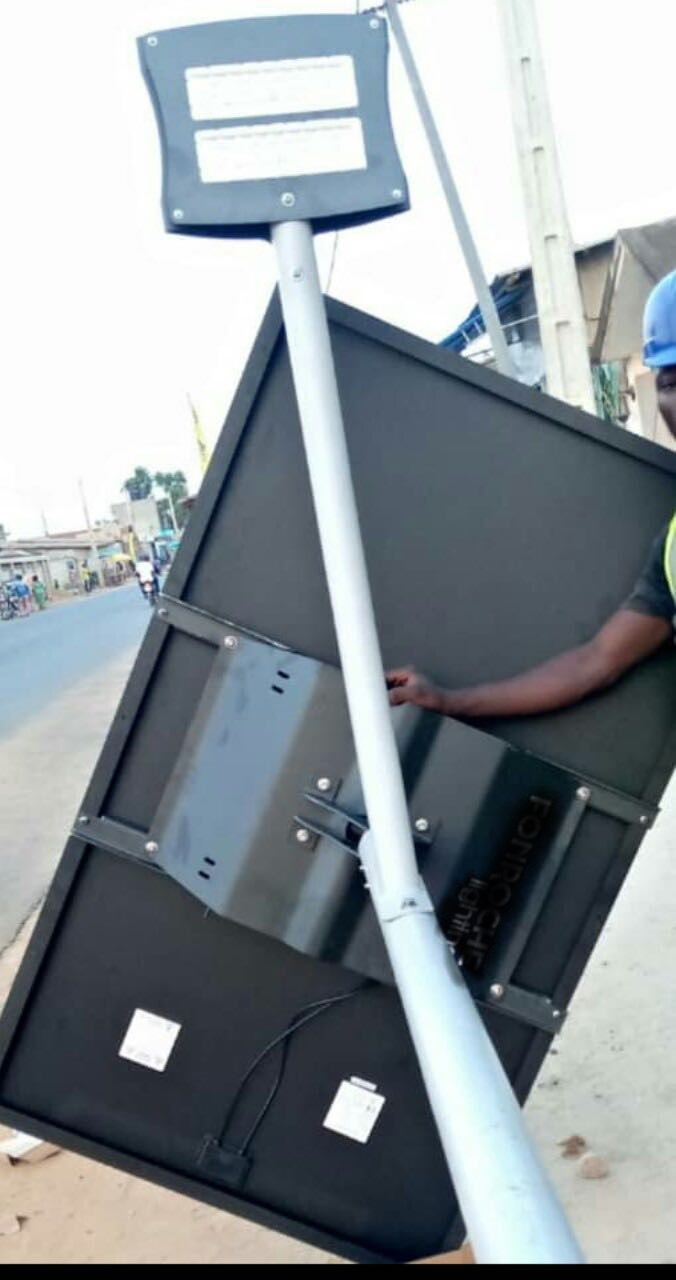 Warranty 5 Years Easy Installation 100 Watt Solar LED Street Lighting Light with Q235 Pole PV Panel Junction Box