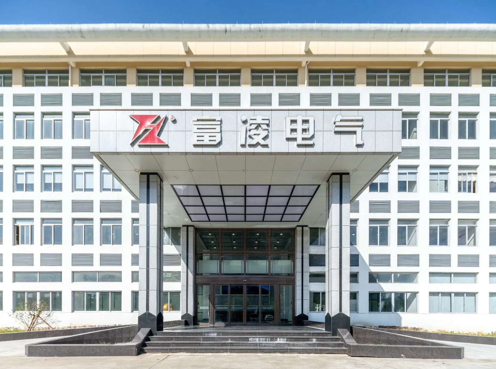 Folinn Supplier Customized Logo MPPT Solar Water Pump Frequency Inverter Solar Motor Controller