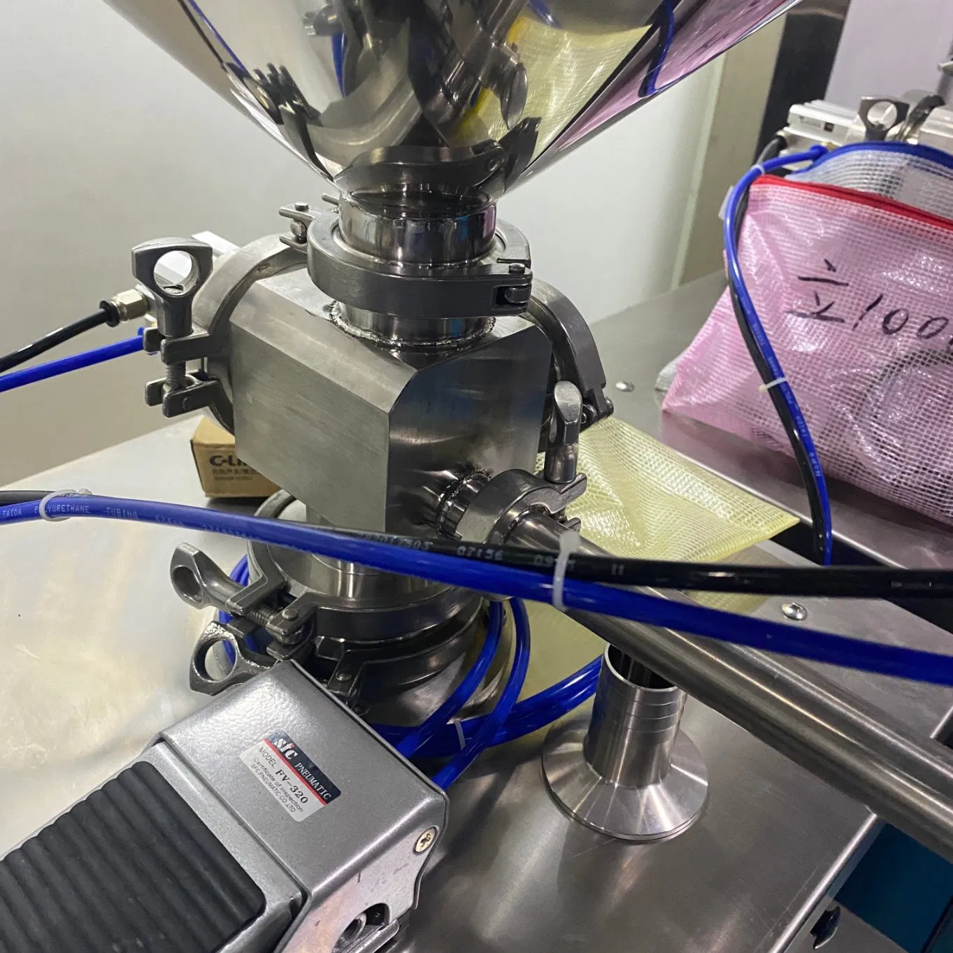 Semi Automatic Vertical Filling Machine for Paste Cream Liquid Soap Water Beverage Gel Shampoo