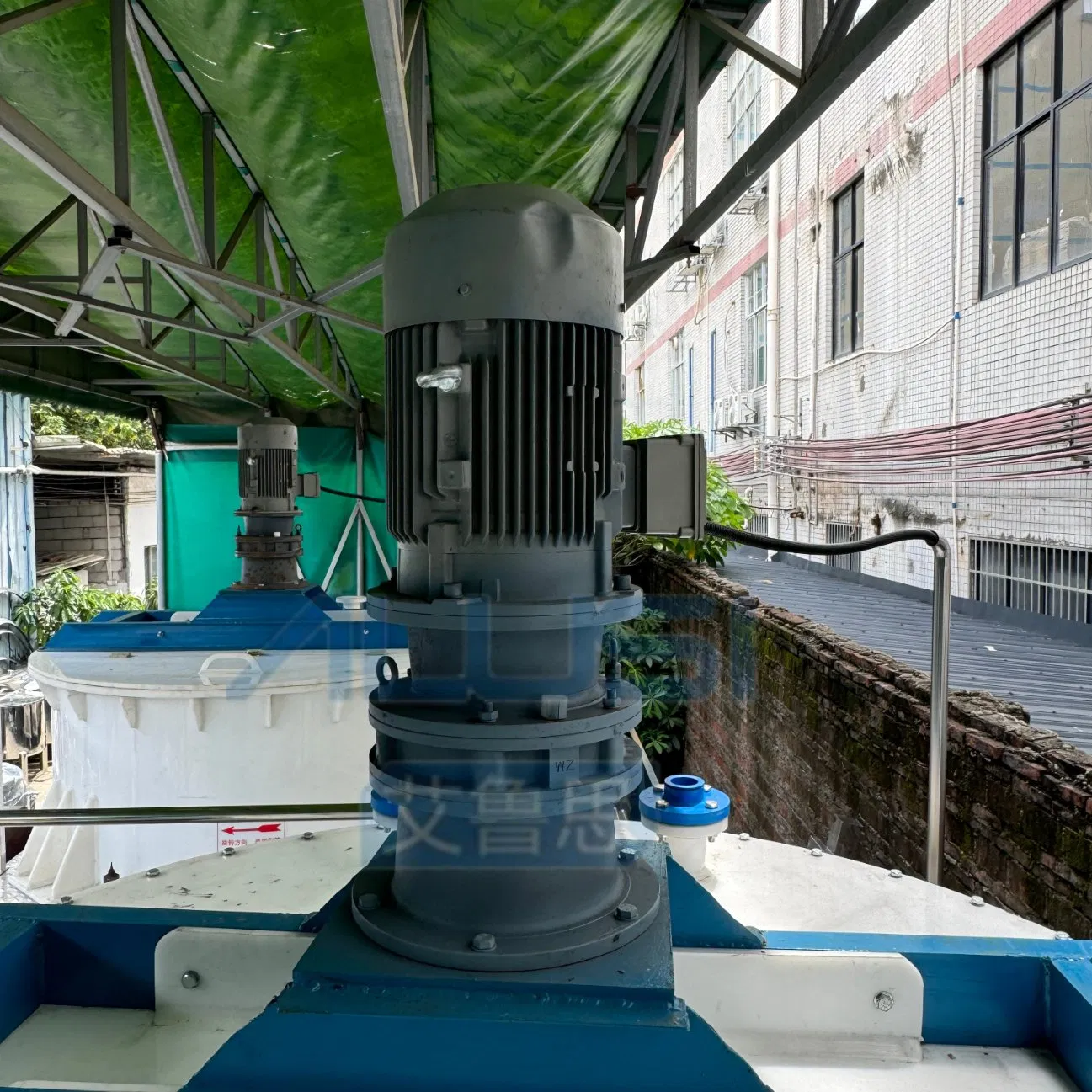 Ailusi PP PVC Anticorrosive Polypropylene Bleach Hidrogen Peroxide Mixer Liquid Chlorine Storage Tank with Explosion-Proof Machine Mixing Filling