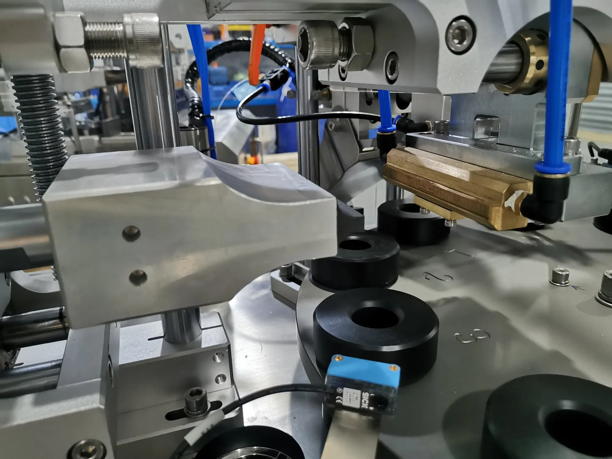 Small Semi Automatic Quantitative Liquid Filling Sealing Machine for Facial Cleanser Tubes