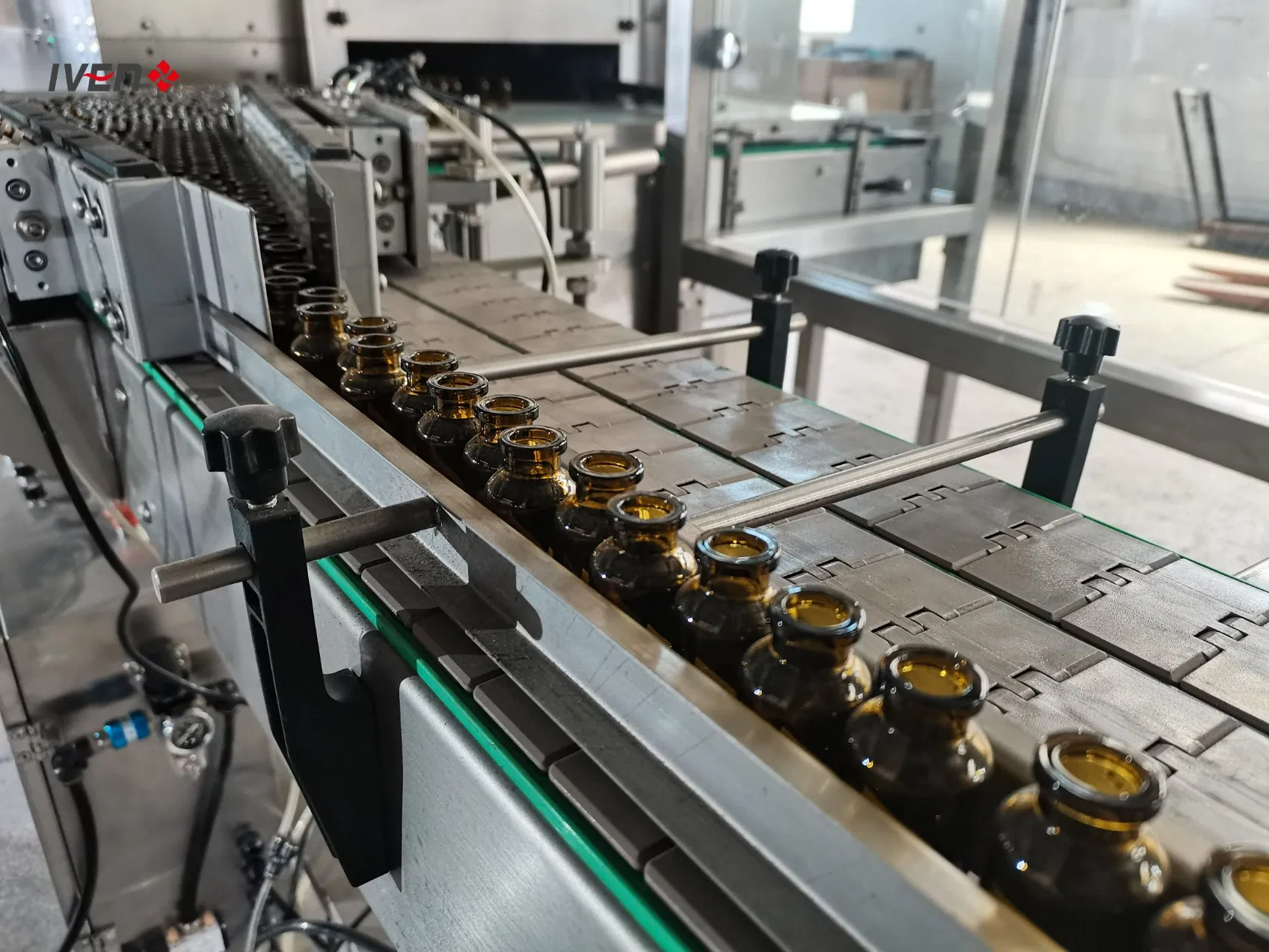 GMP Approved New Packaging Volumetric Pharmaceutical Machinery Equipment Water Bottle Liquid Filling Machine