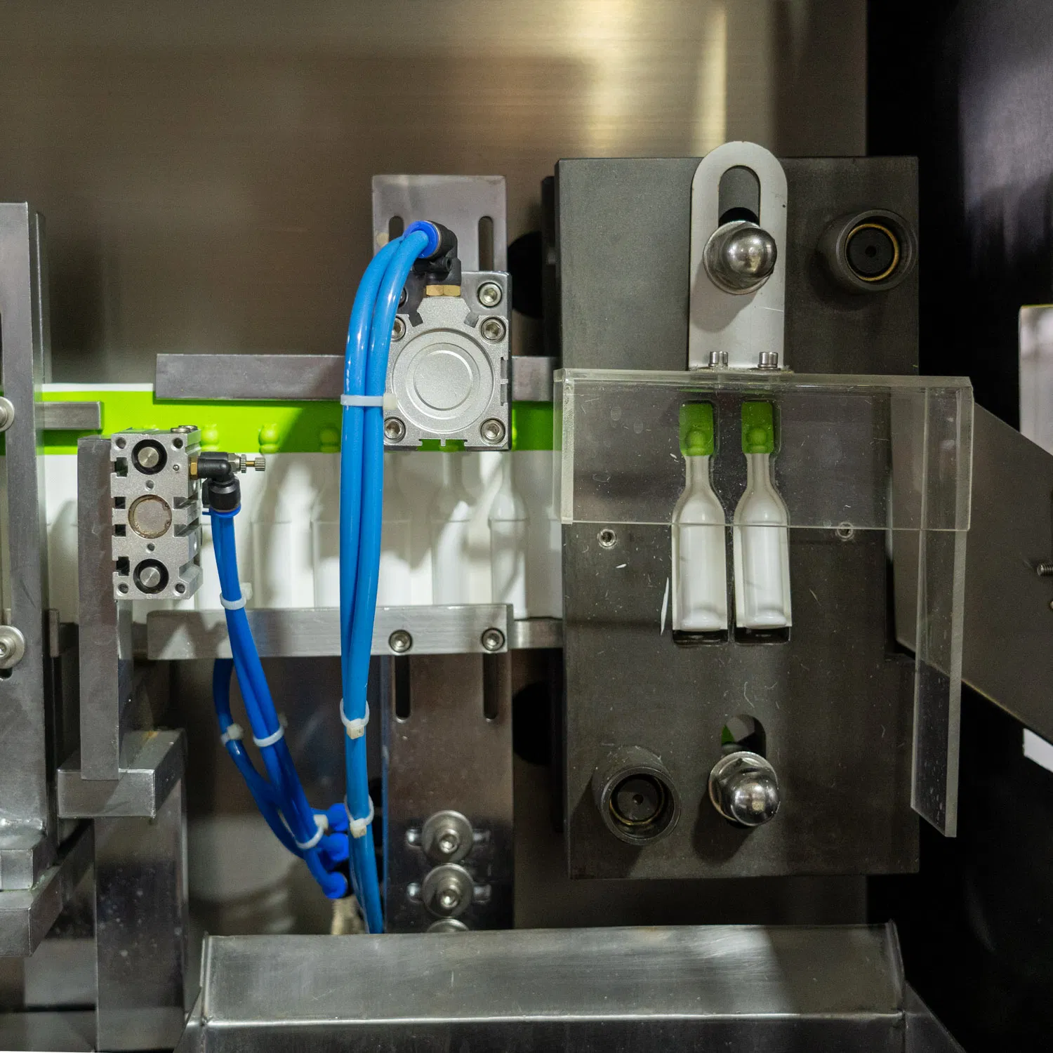 Automatic Liquid Filling Machine for Pesticide Applications8ml Plastic Ampoule 10ml Vial Olive Oil Honey Bfs Oral Liquid Forming Filling and Sealing Machine