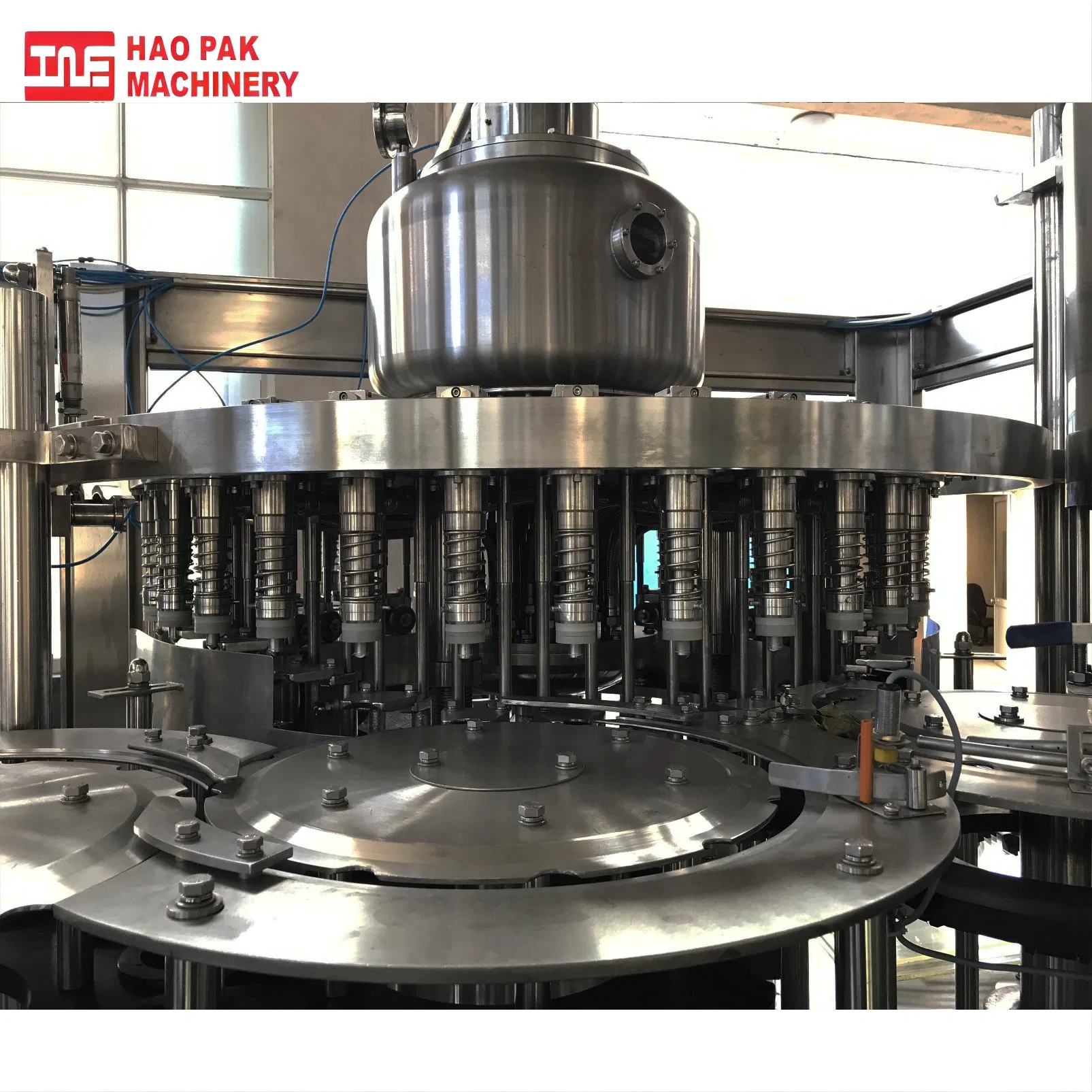 2022 Multi Heads 12 Nozzles Juice Filling Machine / Automatic Overflow Liquid Bottle Filler for Beverage Juice