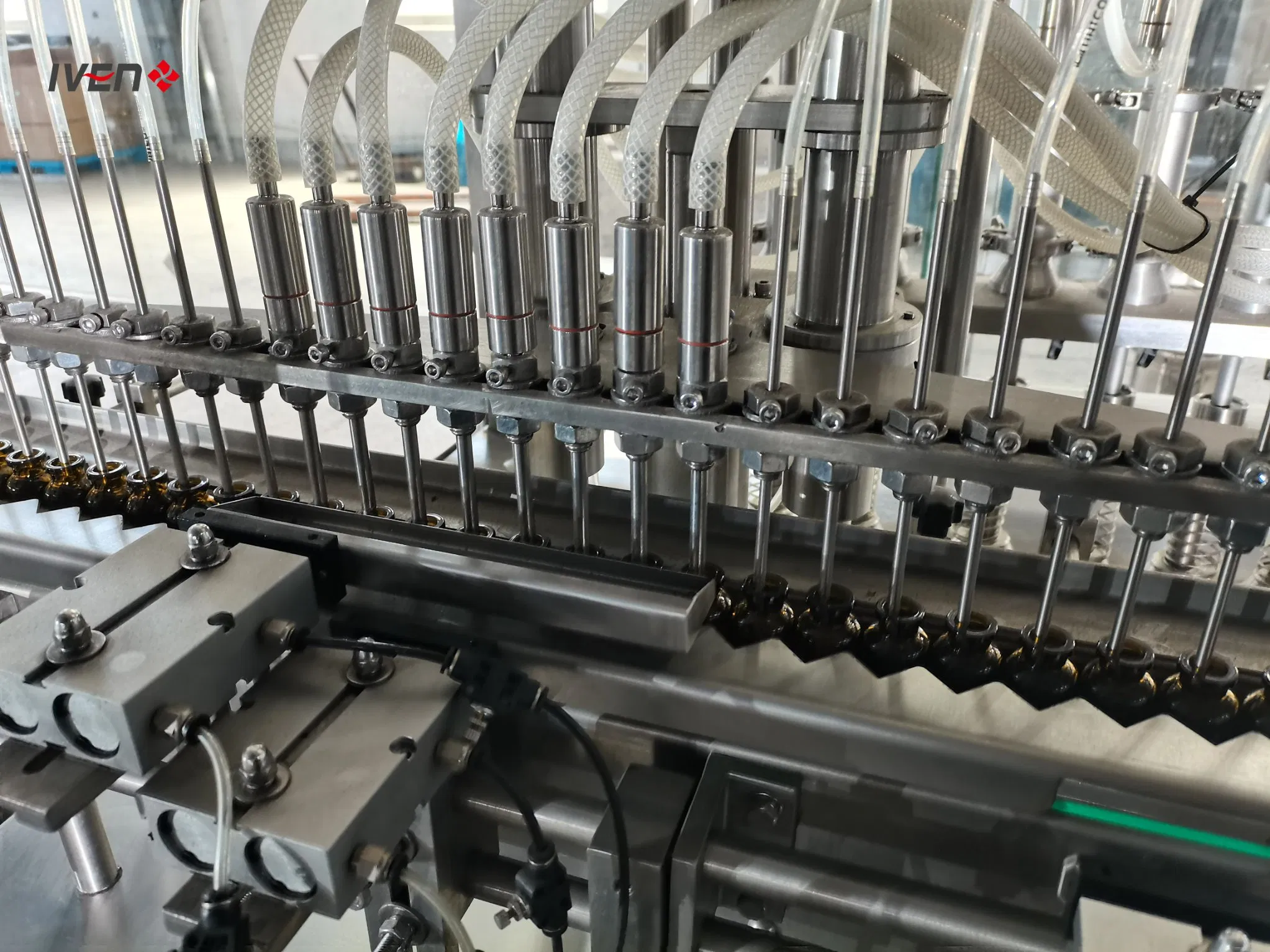 GMP Approved New Packaging Volumetric Pharmaceutical Machinery Equipment Water Bottle Liquid Filling Machine