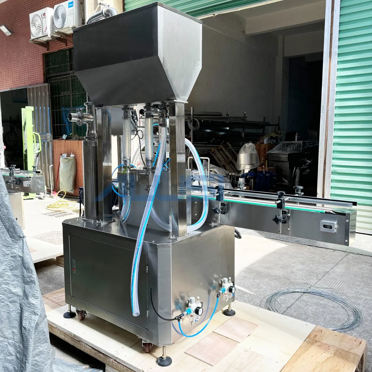 Double Head Quantitative Pneumatic High Viscosity Product Wax Food Packaging Liquid Alcohol Juice Bottle Filling Machine