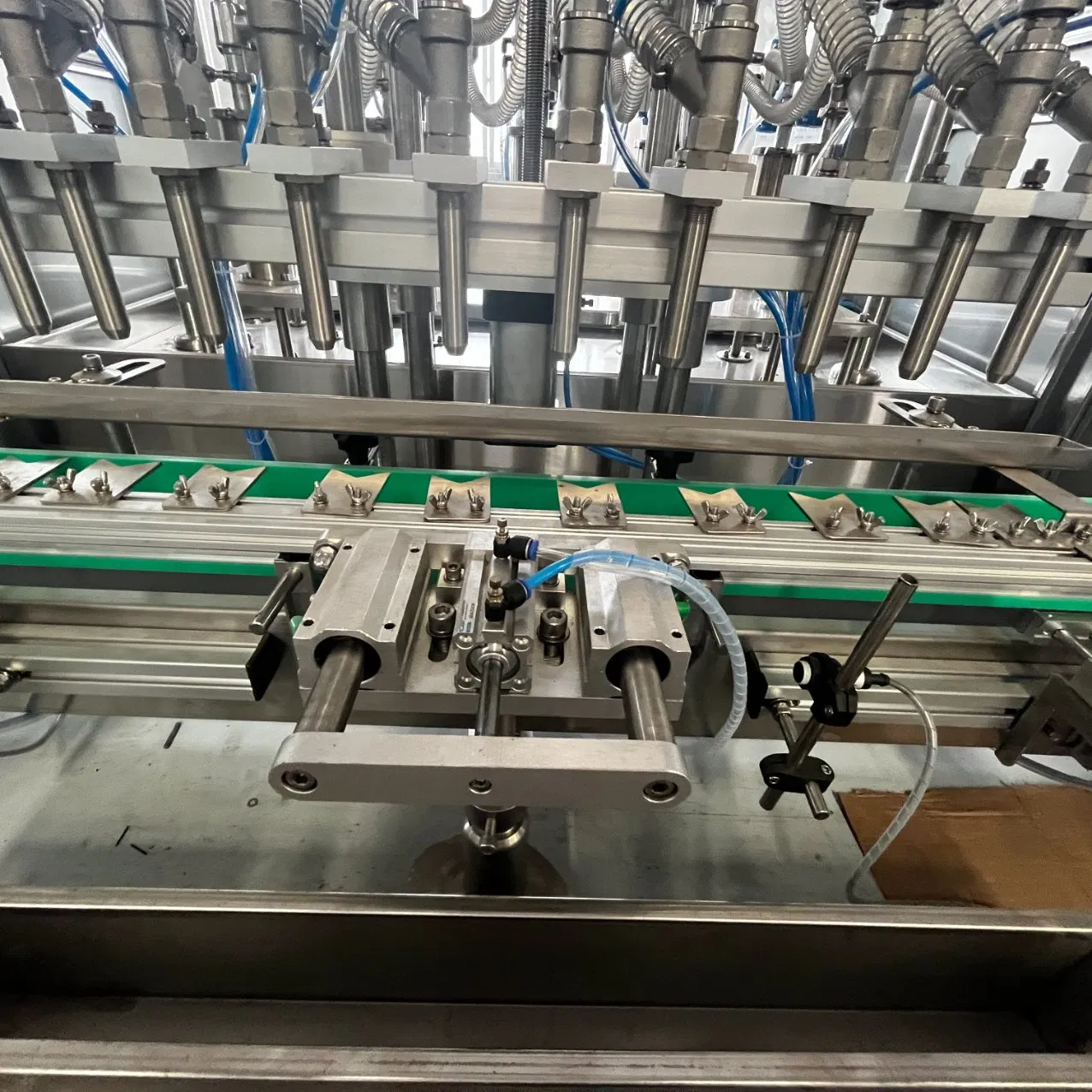 Fully Automatic Viscosity Liquid Filling Machine Piston Type Bottling Machinery