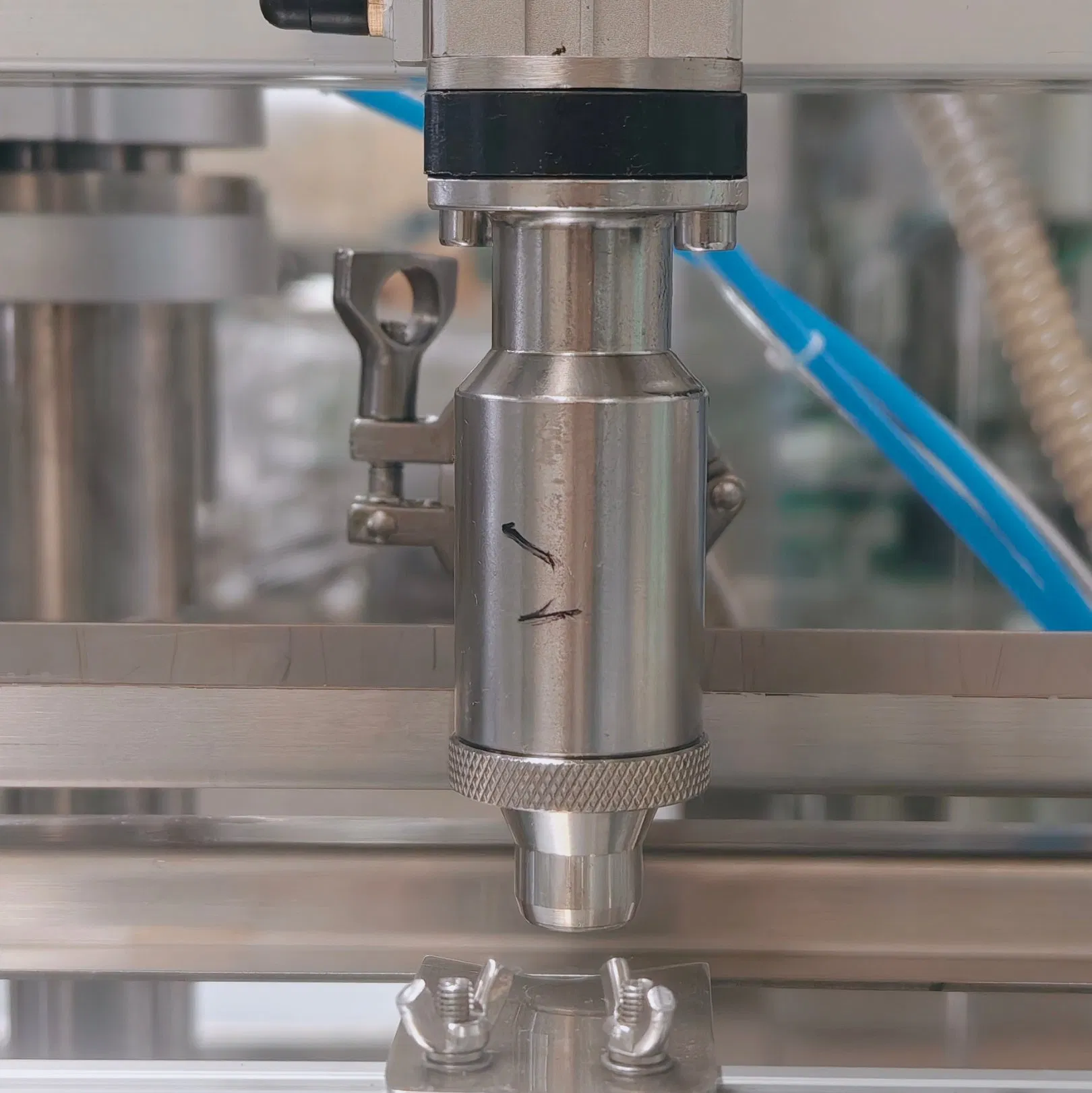 Automatic 6 Heads Tequila Rum Whisky Spirit Wine Bottles Liquid Level Overflow Filling Machine with Feed Pump