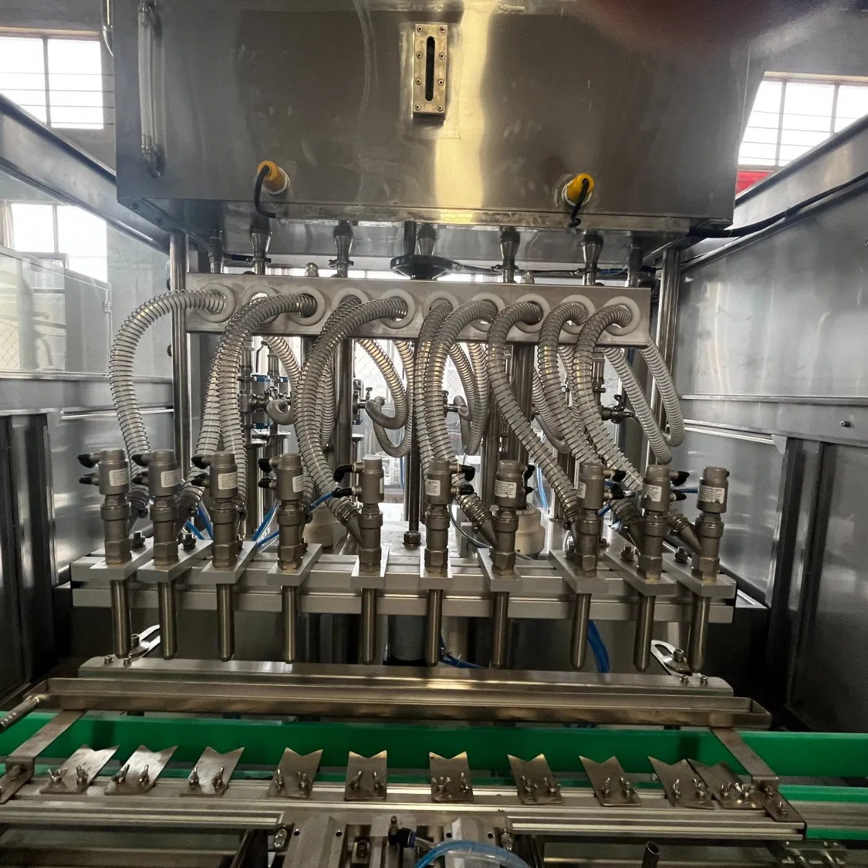 Fully Automatic Viscosity Liquid Filling Machine Piston Type Bottling Machinery