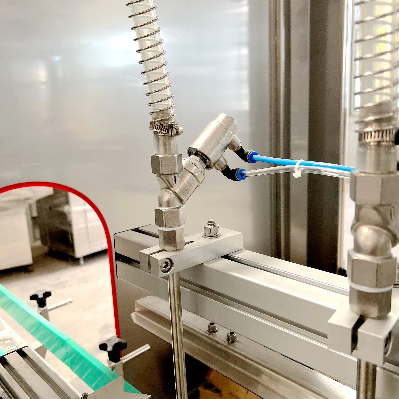 Automatic Saline Bottle Gravity Flow Bottle Feeding Liquid Flavor Filling Capping Labeling Machine Line