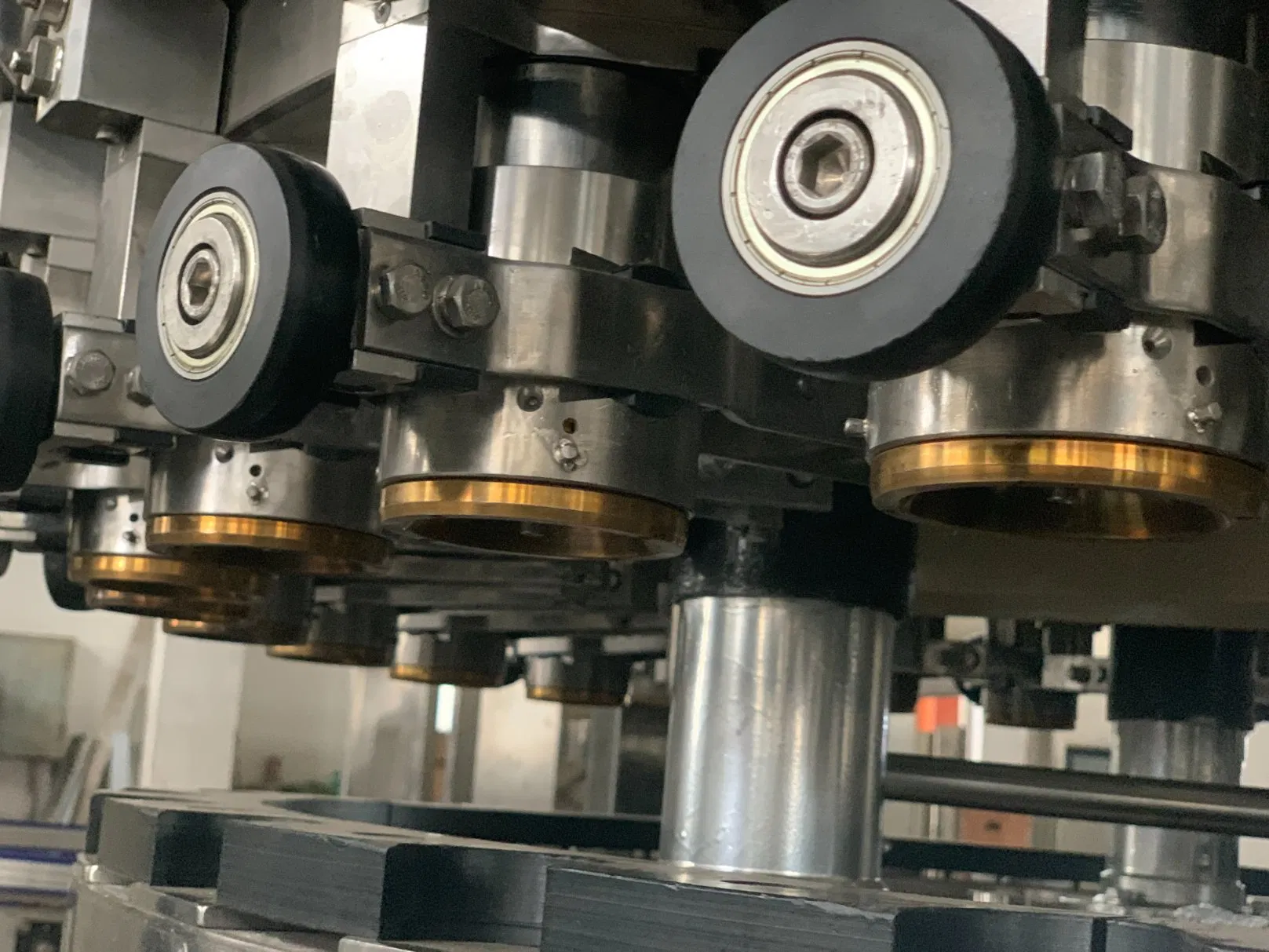 Aluminum Can Carbonated Soft Drink Liquid Beverage Juice Energy Drinks Spirit Pet Bottle Carbonated Drink CO2 Beer Soda Soft Water Juice CSD Filling Machine