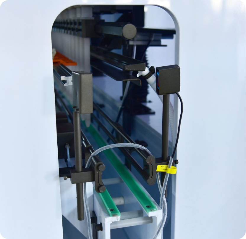 Anti-Corrosion Low Viscosity Liquid Bottle Filling Machine (50-1000ml) Controlled by Microcomputer for Pesticides