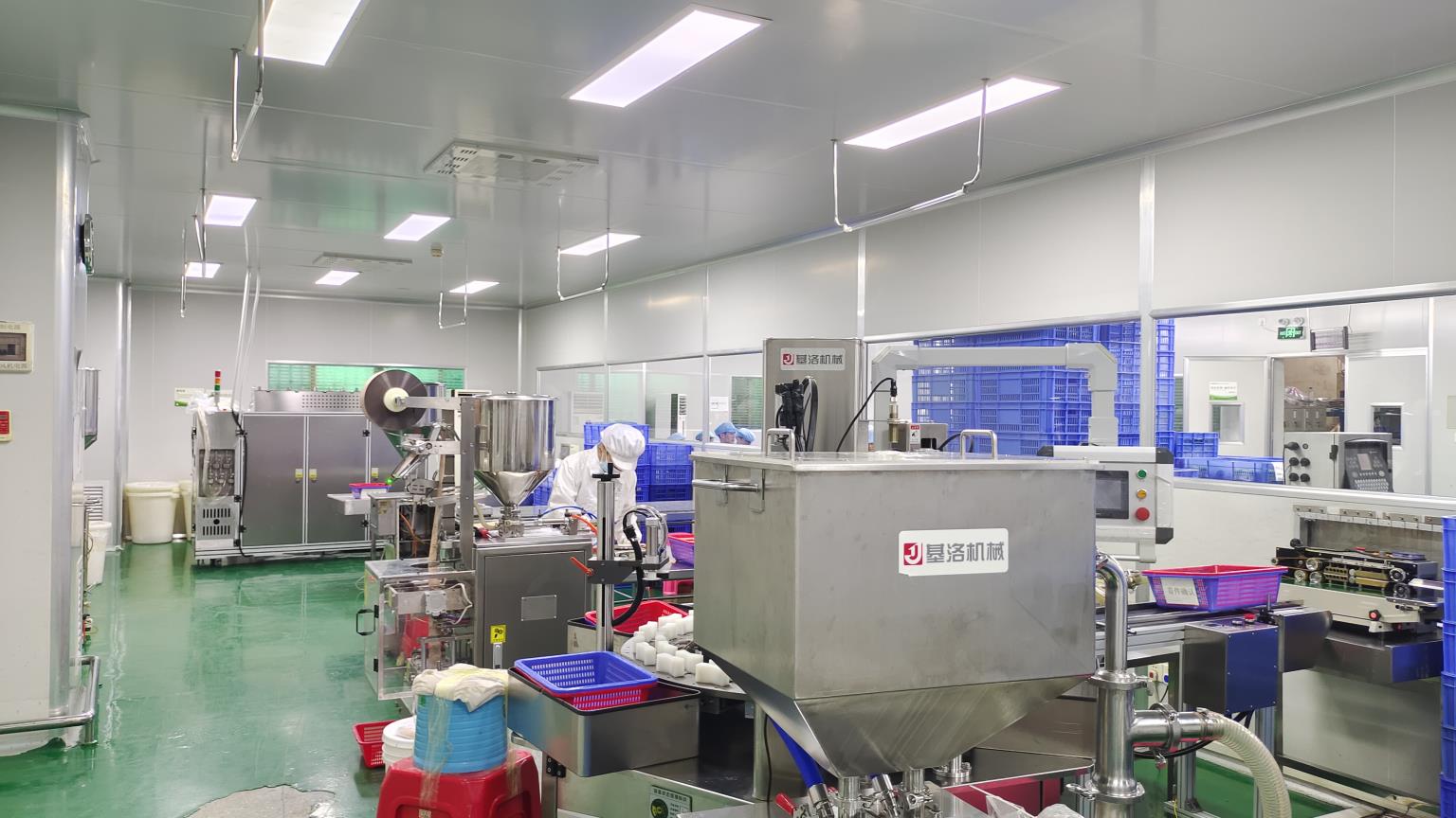Semi-automatic filling machine at Fmo Beauty for flexible small to medium batch production