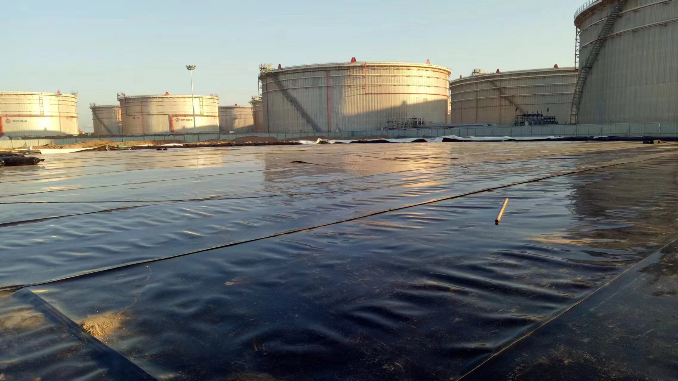 Oil tank