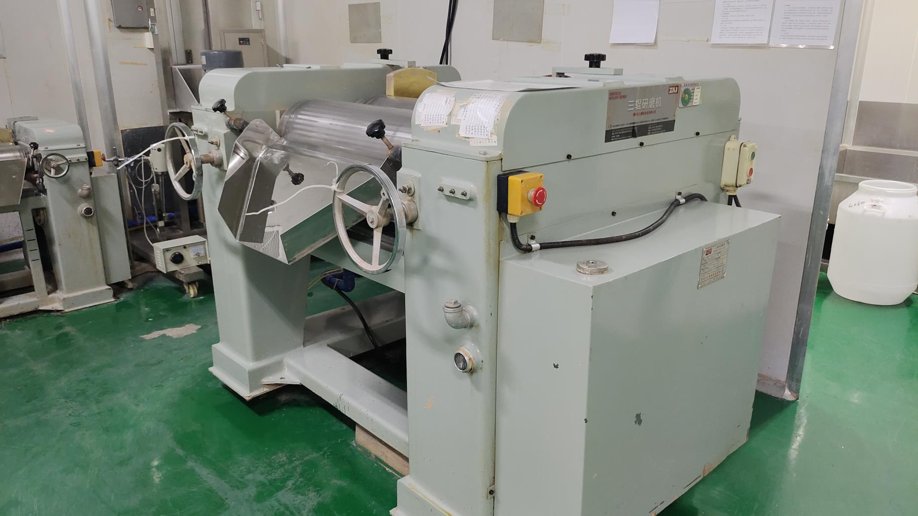 Grinding machine at Fmo Beauty for processing pigments and powder cosmetics