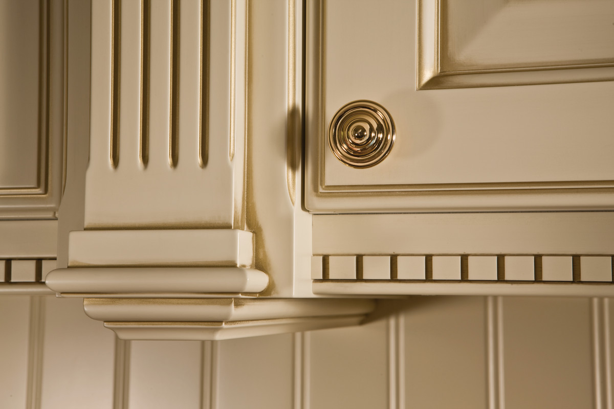 2025 Most Popular Cream White Raised Door Luxury Design Traditional Solid Wood Kitchen Cabinets