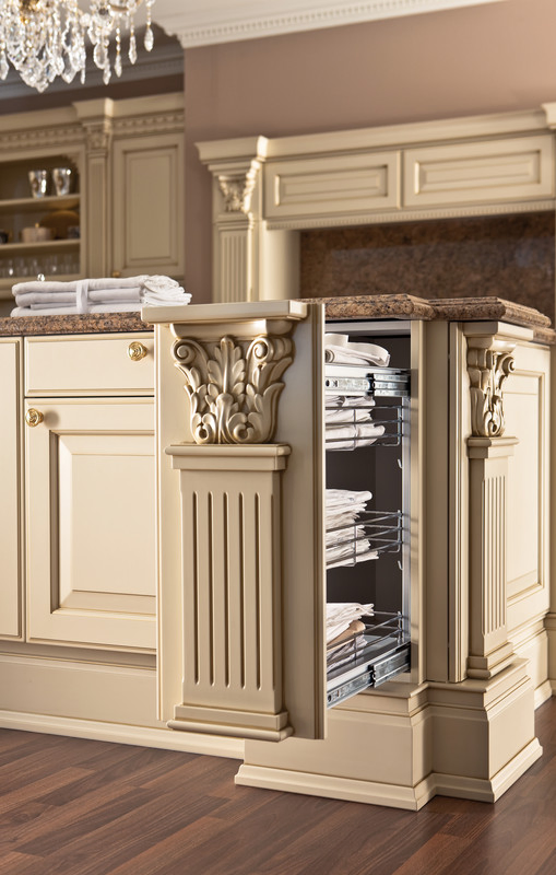 2025 Most Popular Cream White Raised Door Luxury Design Traditional Solid Wood Kitchen Cabinets