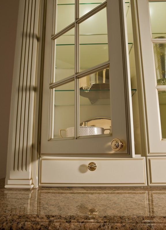 2025 Most Popular Cream White Raised Door Luxury Design Traditional Solid Wood Kitchen Cabinets