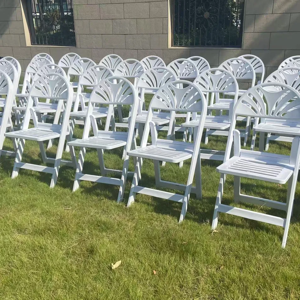 Premium Wedding Patio Slat Seat Pad White Plastic Fan Back Resin Folding Chairs for Garden Hotel Usage