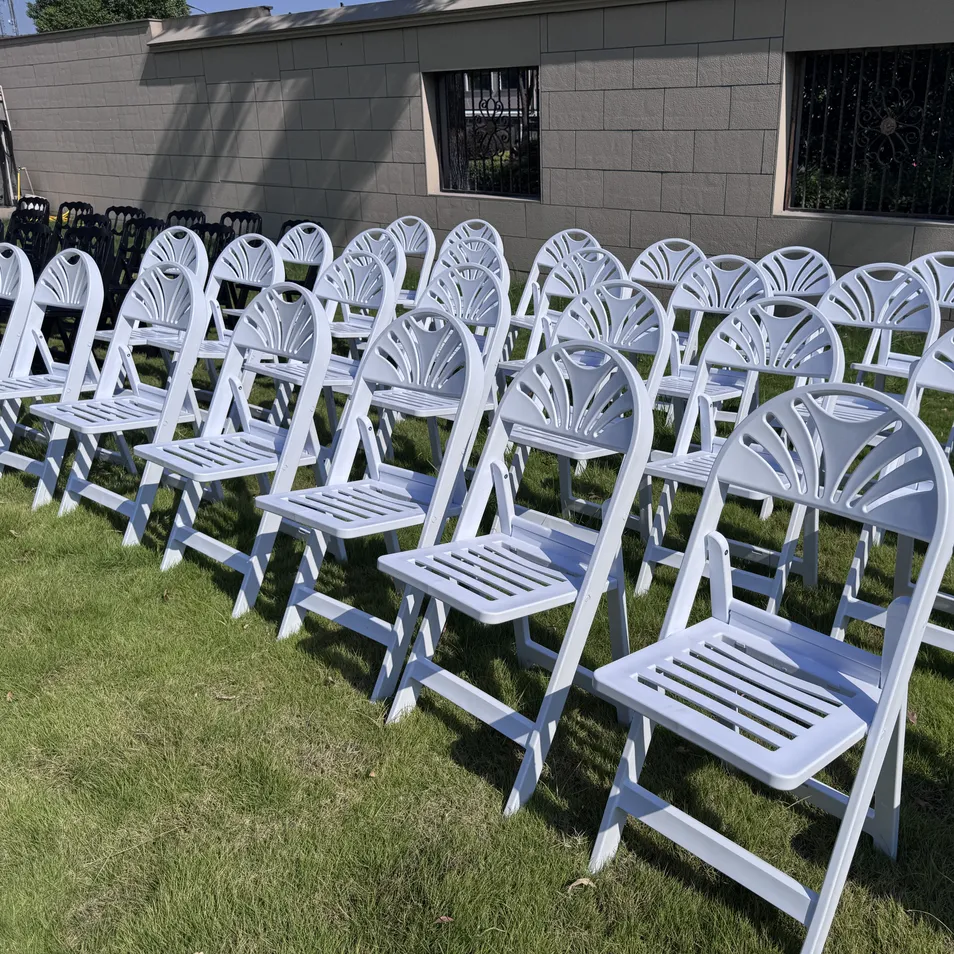 Premium Wedding Patio Slat Seat Pad White Plastic Fan Back Resin Folding Chairs for Garden Hotel Usage