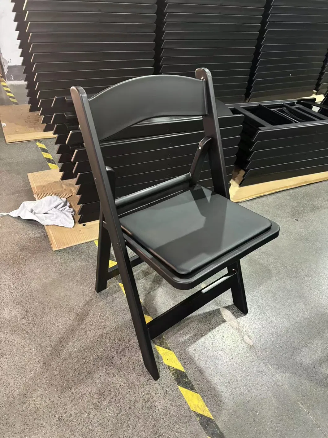 Factory Wholesale Garden Party Stacking Wedding Event PP Waterproof Padded White Black Brown Resin Folding Chairs for Events