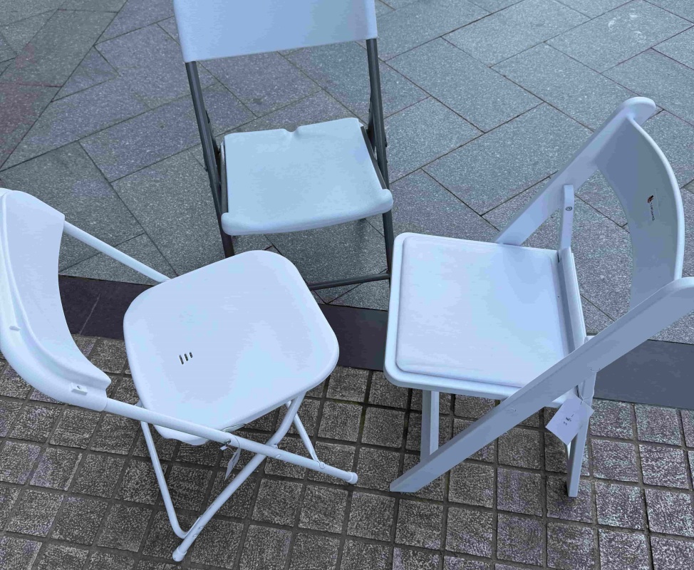 Indoor Outdoor Portable Stackable Commercial Seat with Steel Frame White Plastic Folding Chair for Events Office Wedding