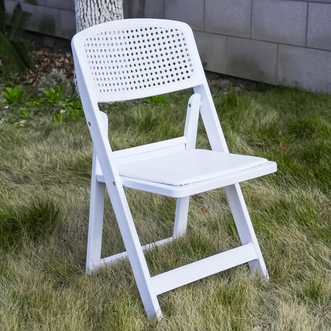460 Kilogram Load Bearing Easy Fold Outdoor Garden Holes Wimbledon Resin Folding Chair