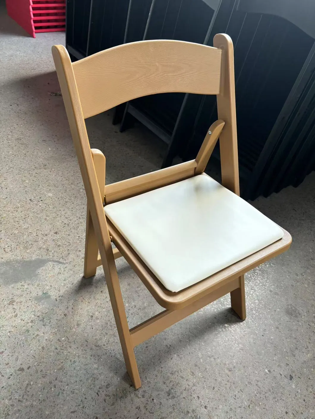 Factory Wholesale Garden Party Stacking Wedding Event PP Waterproof Padded White Black Brown Resin Folding Chairs for Events
