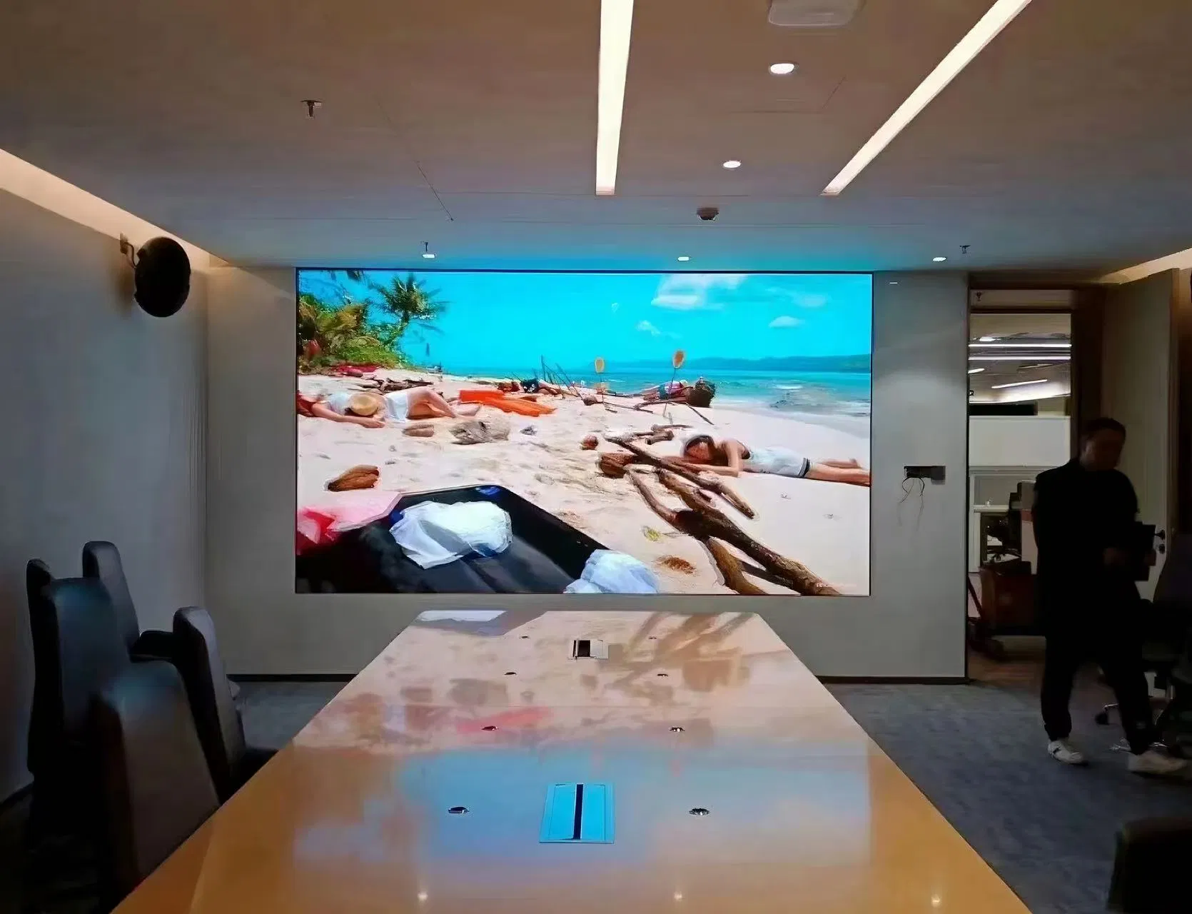 Dynamic LED Conference Display by D-King for Interactive Meetings