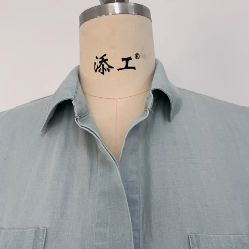 100%Tencel-Lyocell, دنيم مغزول 185GSM (غسيل مبيض) قميص بدون أكمام مزود بأزرار من تينسل