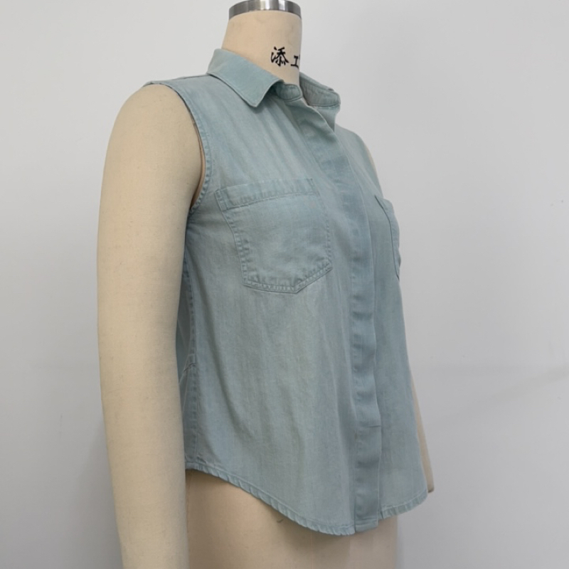100%Tencel-Lyocell, دنيم مغزول 185GSM (غسيل مبيض) قميص بدون أكمام مزود بأزرار من تينسل