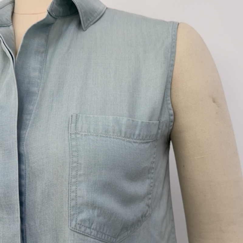 100%Tencel-Lyocell, دنيم مغزول 185GSM (غسيل مبيض) قميص بدون أكمام مزود بأزرار من تينسل