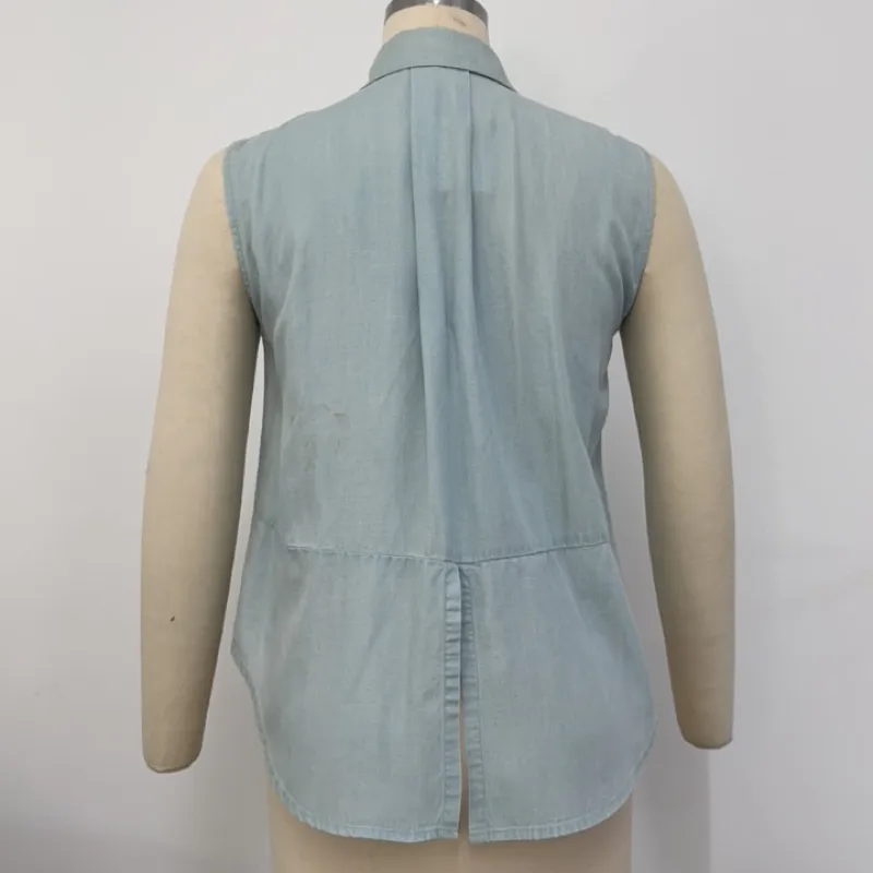 100%Tencel-Lyocell, دنيم مغزول 185GSM (غسيل مبيض) قميص بدون أكمام مزود بأزرار من تينسل
