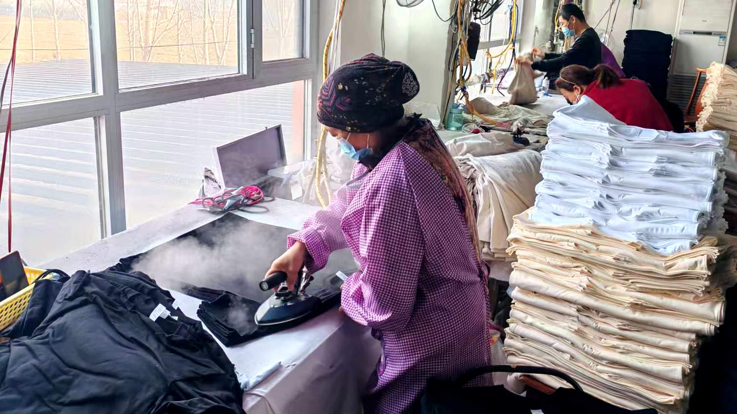 عملية الكي والتشطيب في مصنع فريا للملابس