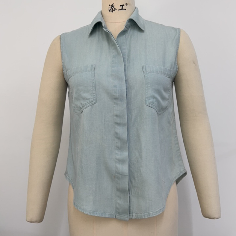 100%Tencel-Lyocell, دنيم مغزول 185GSM (غسيل مبيض) قميص بدون أكمام مزود بأزرار من تينسل