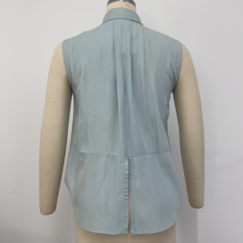 100%Tencel-Lyocell, دنيم مغزول 185GSM (غسيل مبيض) قميص بدون أكمام مزود بأزرار من تينسل