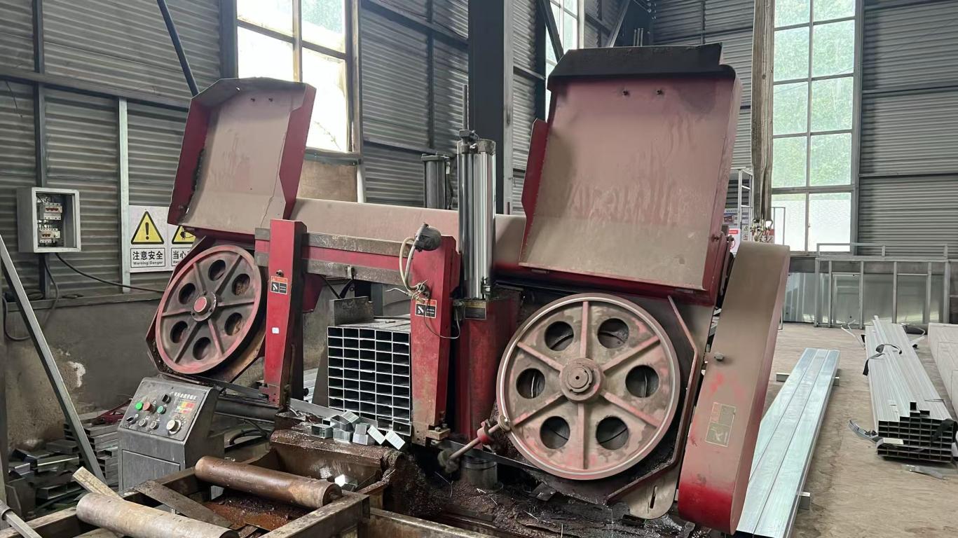 Máquina cortadora de perfiles estructurales
