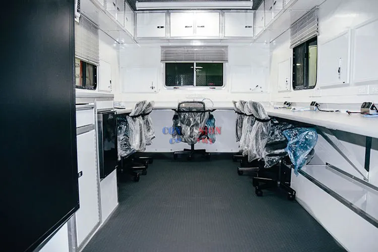 Interior de oficina móvil con baño