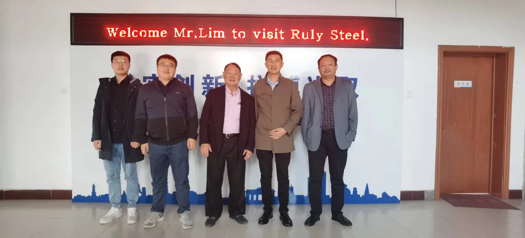 Clientes internacionales visitando el taller de acero