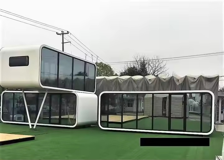 Casa cápsula de manzana insonorizada y aislada para vivir en tranquilidad en un resort de montaña