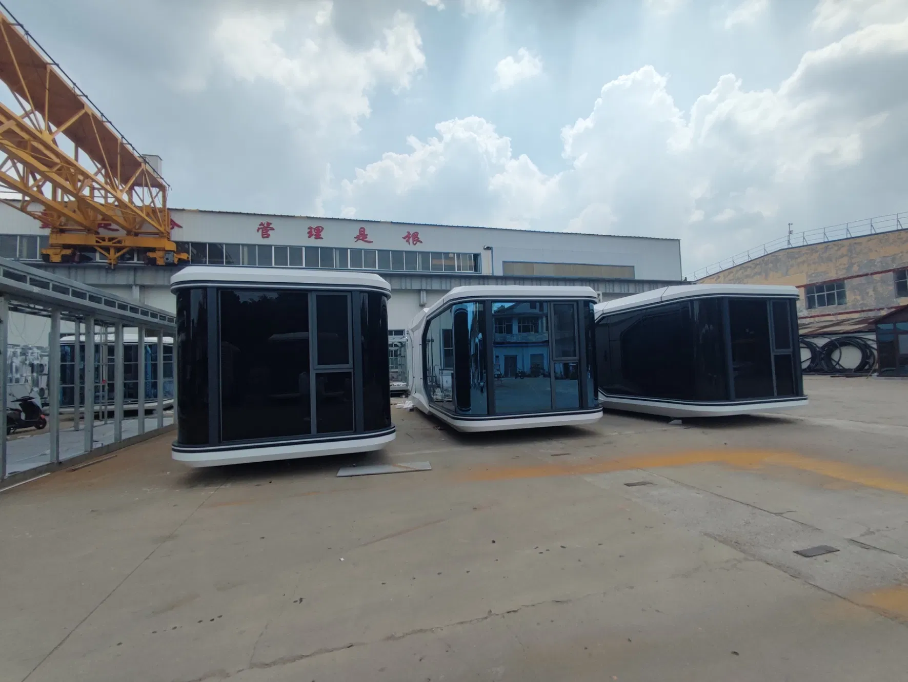 Pequeña cabina modular de oficina con un diseño agradable, espacio de trabajo silencioso para discusiones, música y entrevistas